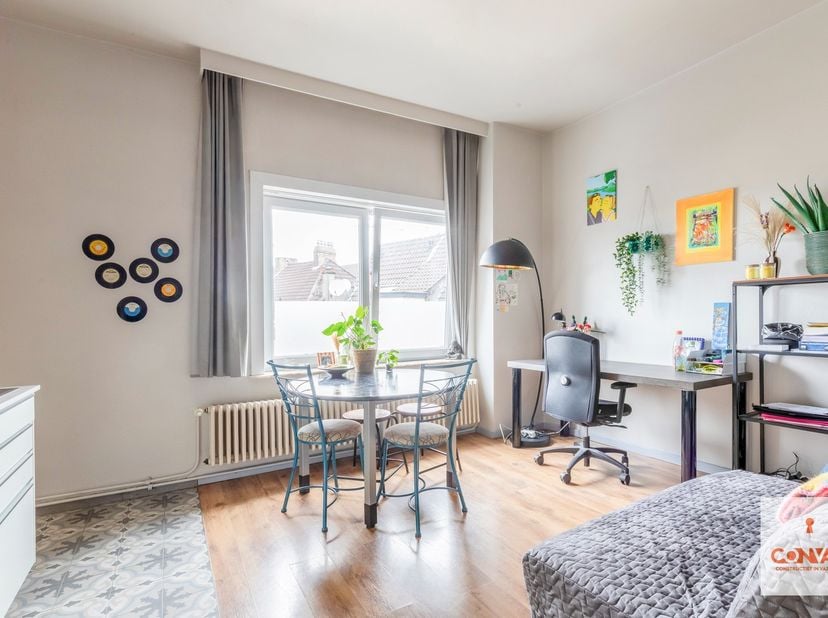 Deze studio is gelegen nabij de&amp;nbsp;Coupure te Gent en maakt deel uit van de residentie 1000 Vuren. De studio geniet van een uitstekende locatie: in