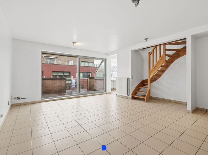 Duplex-appartement in hartje Roeselare met mogelijkheid tot aankoop van ondergrondse parkeerplaats.<br />
<br />
Indeling:<br />
Ruime inkomhal, gaste