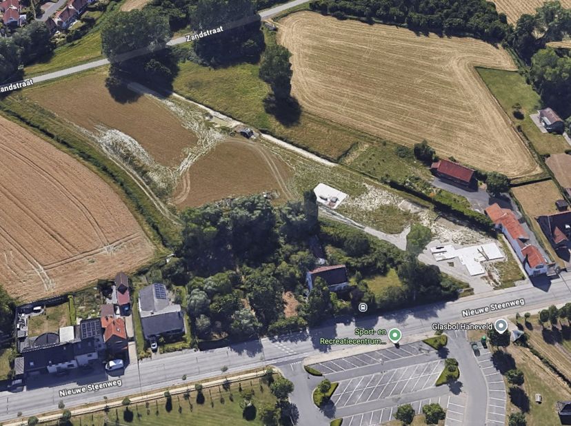 - Bouwgrond (1.395 m2) + landbouwgrond/weide (7.373 m2) samen 8.768 m2<br />
- omgevingsvergunning voor het bouwen van een vrijstaande woning met bure