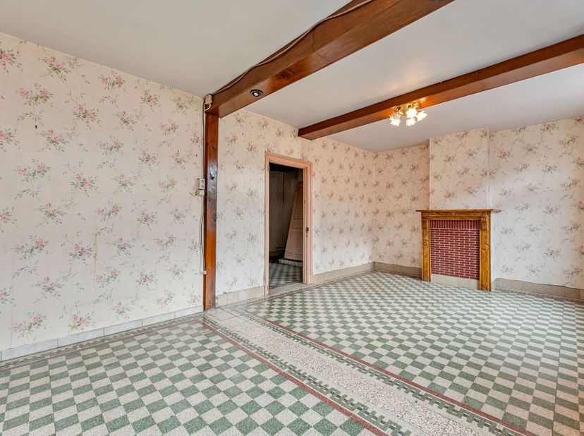 Deze te renoveren woonst is gelegen in de dorpskern van Krombeke - deelgemeente van Poperinge.<br />
De woning kan dienen als renovatieproject of als