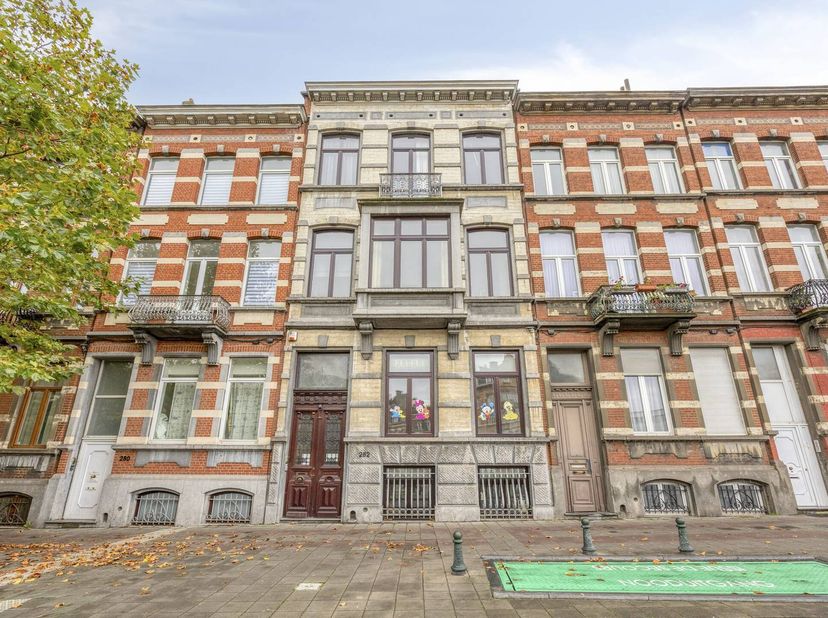 Charmant herenhuis gelegen aan de Leopold II-laan in Koekelberg.<br />
Deze op te frissen woning beschikt over een royale oppervlakte van 464m². Vanda