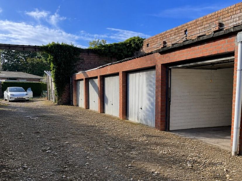 Te koop: gesloten garage aan de Meenseweg in Ieper, vlot bereikbaar via de nabijgelegen invalswegen. Deze garage biedt een veilige en droge opslag- of