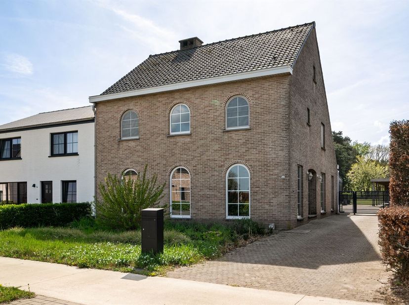 Maison spacieuse, prête à être emménagée, avec 3 chambres sur 12a 25ca<br />
Situation : Situation calme et verdoyante sur la route de liaison entre P