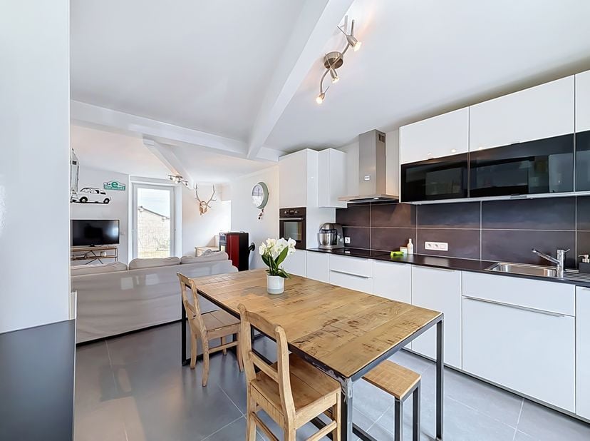 EasyHome heeft het genoegen u dit prachtige appartement met drie gevels voor te stellen, gelegen in het hart van Borlon.<br />
Achter de authentieke u