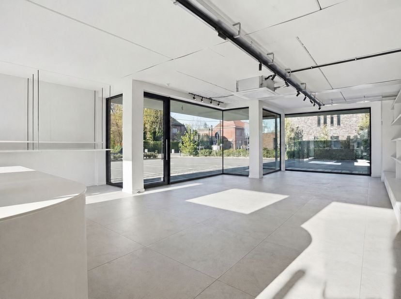 Deze recente (BJ 2024) en volledig instapklare handels- of praktijkruimte van ca. 105 m² geniet van een uitstekende ligging met optimale zichtbaarheid