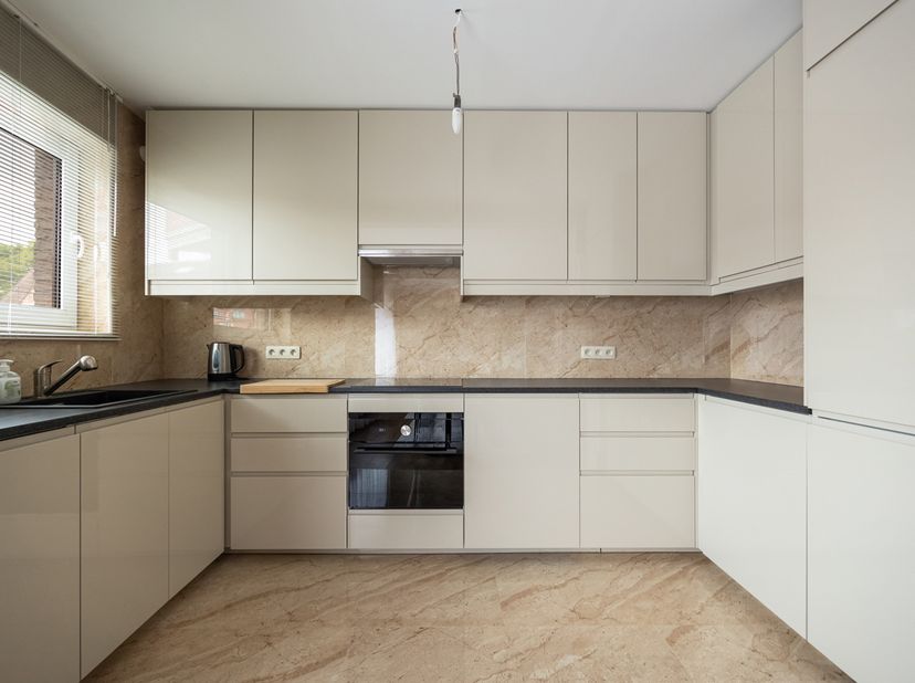 Dit gerenoveerde gelijkvloers appartement met 2 slaapkamers en garage ligt op 100m van de Vrijheid.<br />
Indeling:<br />
- Nachthal<br />
- 2 ruime s