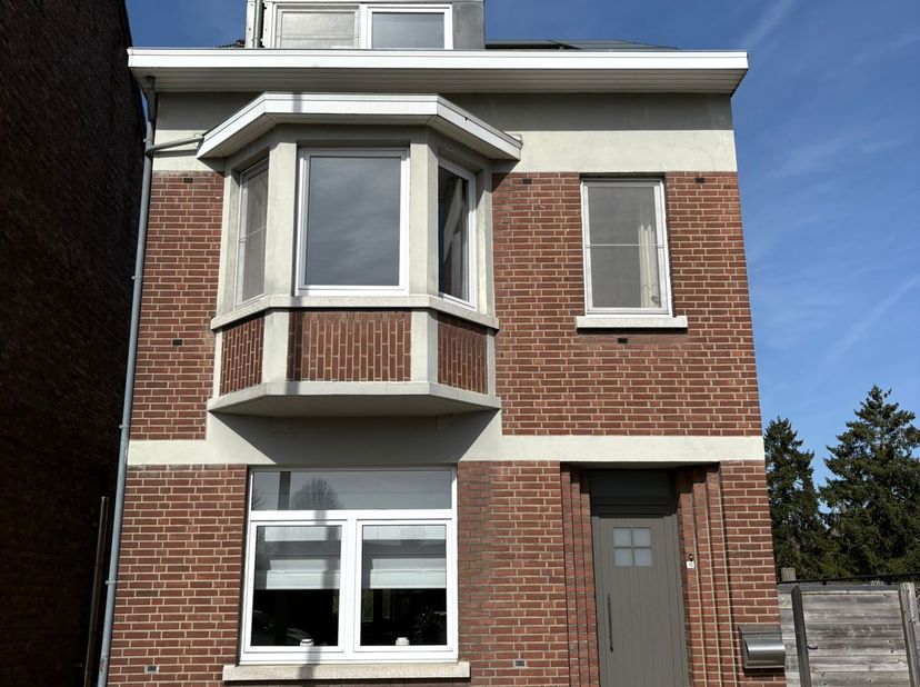 Het huis ligt aan de rand van het centrum van As. Dichtbij winkels, scholen en de autostrade (E314). Er zijn 5 slaapkamers waarvan er nu 2 dienst doen