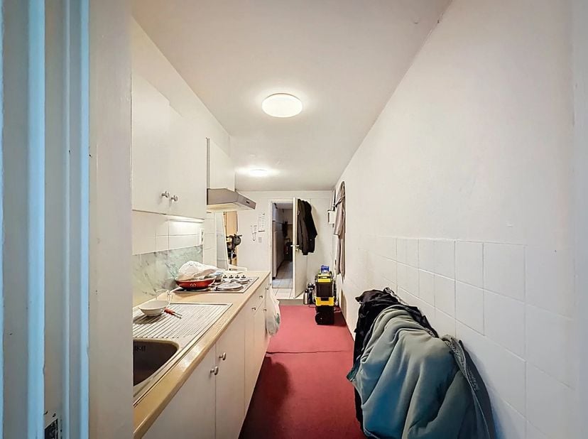 Dit pand is ideaal gelegen tov het centrum en station.<br />
Het is opgedeeld in 5 studio's, allen verhuurd.<br />
Alle studio's zijn voorzien van een