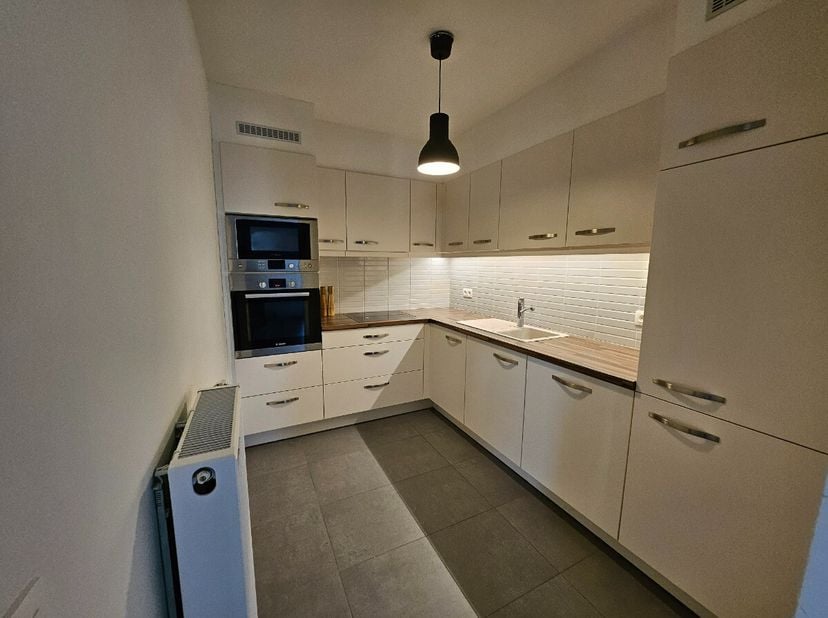 Triplex met 1 slaapkamer, terras, en inpandige garage in het centrum Alken.Voor meer informatie ga naar: https://www.era.be/nl/te-huur/alken/huis/trip