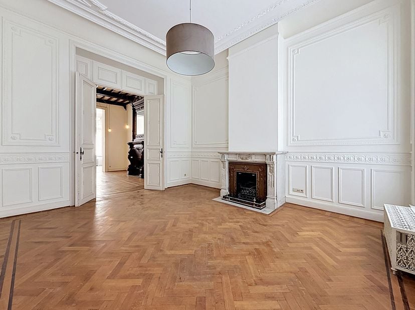 Europese Commissie – Marie-Louiseplein: in een herenhuis, lichte duplexwoning op de begane grond met tuin (op het westen).<br />
<br />
De indeling is
