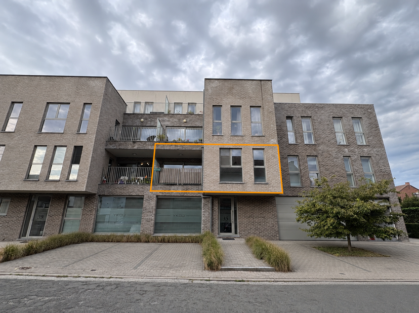 Cet agréable appartement de deux chambres bénéficie d'un emplacement idéal au cœur de Renaix, dans une rue à sens unique peu fréquentée, à quelques pa