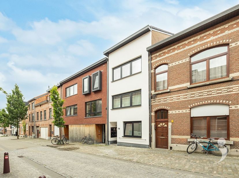 Vous cherchez un investissement de qualité, sans tracas, ou un logement confortable à Louvain ? Ce studio élégant situé au 19, rue Bankstraat fait par
