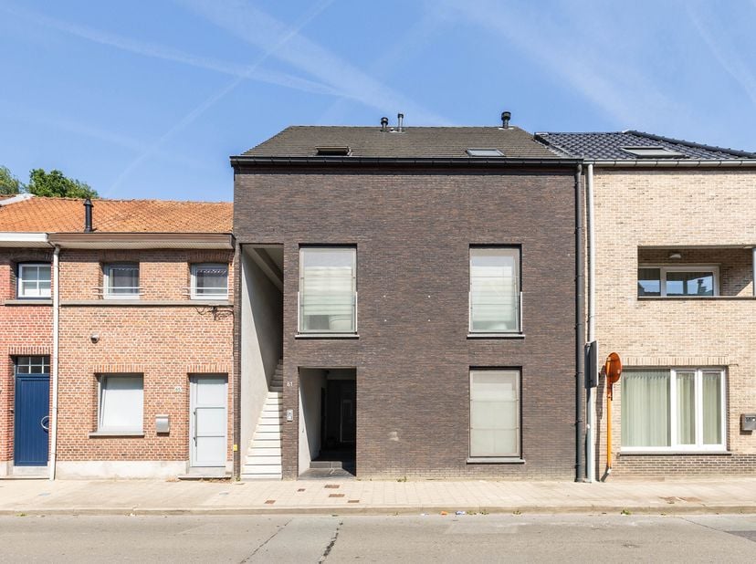 Dit trendy appartement bevindt zich in het centrum van Temse, in een kleinschalige residentie en is ca. 90 m². De lichtrijke leefruimte met open keuke