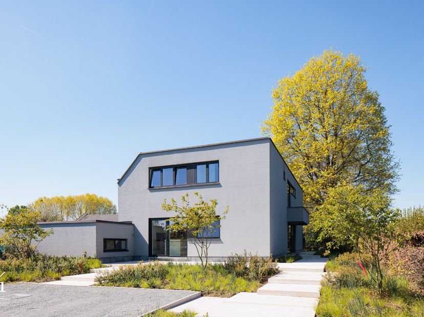Gelegen in Beervelde bevindt deze ruime woning zich op een vlot bereikbare locatie, met dagelijkse voorzieningen, scholen, winkels en openbaar vervoer
