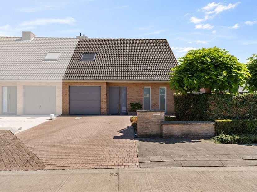 Instapklare halfopen bebouwing, met zuid-west gerichte tuin op een zeer rustige ligging te Berlare.<br />
Mooie en fraai afgewerkte woning op het eind