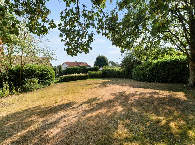 Bent u op zoek naar een uitzonderlijke eigendom waar comfortabel wonen en professioneel ondernemen perfect samengaan? Dan is deze ruime villa aan Crae
