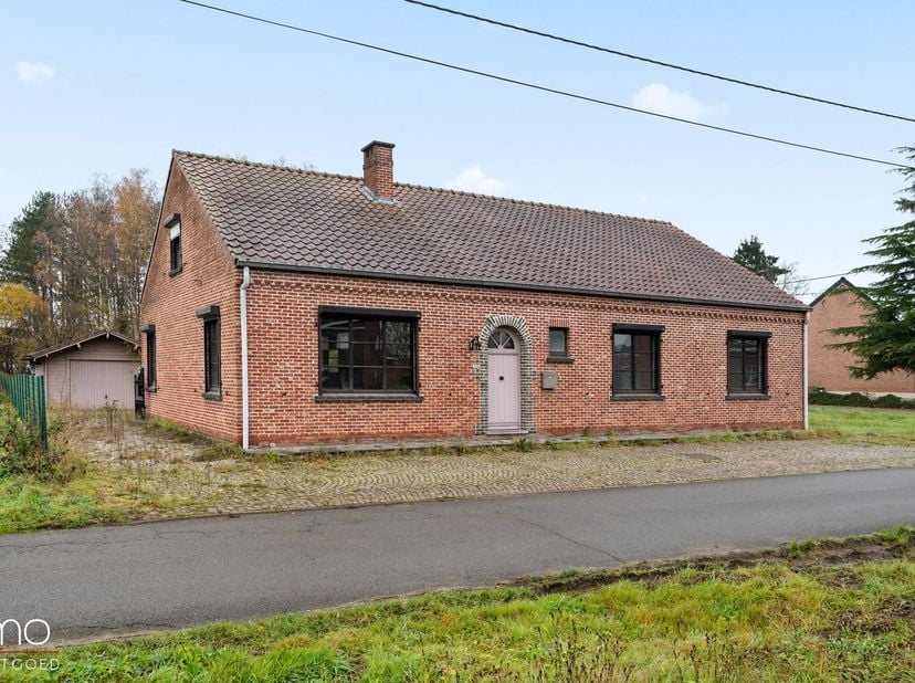 Ruime vrijstaande niet-vergunde woning in landelijke omgeving<br />
Deze vrijstaande, niet-vergunde woning is gelegen in agrarisch gebied en biedt een