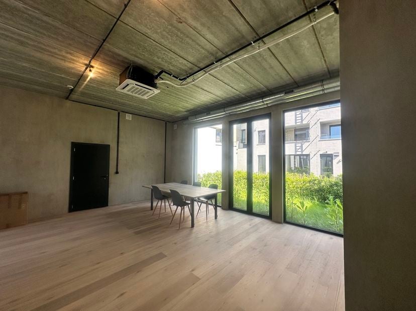 Bent u op zoek naar een functionele kantoorruimte met een aangename buitenruimte? Ontdek dit veelzijdige pand gelegen aan de Bredastraat 77. De kantoo