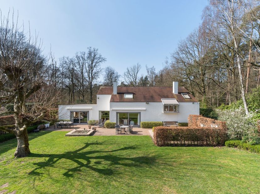 In de rustige, groene Eikenlaan in Belsele bevindt zich deze discreet ingeplante villa uit 1979 met een bewoonbare oppervlakte van 297 m² op een riant