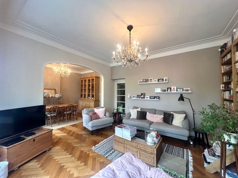 IXELLES, à proximité du cimetière d'Ixelles et du Bois de la Cambre. Magnifique APPARTEMENT (2CH/1SDB) de ±134m². Situé au 2ème étage d'un immeuble av