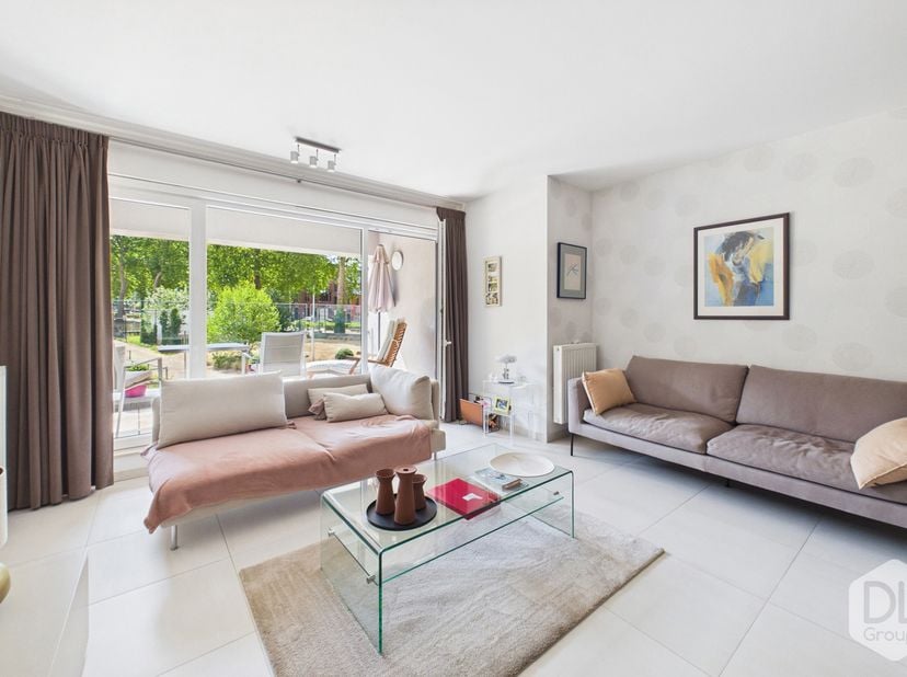 Au 1er étage, accessible par ascenseur commun, cet appartement de 89 m² s’ouvre sur un hall d’entrée desservant un séjour d’environ 38 m² avec cuisine