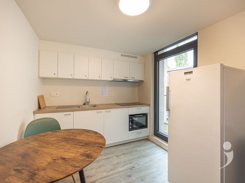 Recent vernieuwde kamer.<br />
<br />
Deze kwalitatieve studentenkamer, gelegen op dé winkelwandelstraat van Leuven, is volledig in nieuwbouwstaat.<