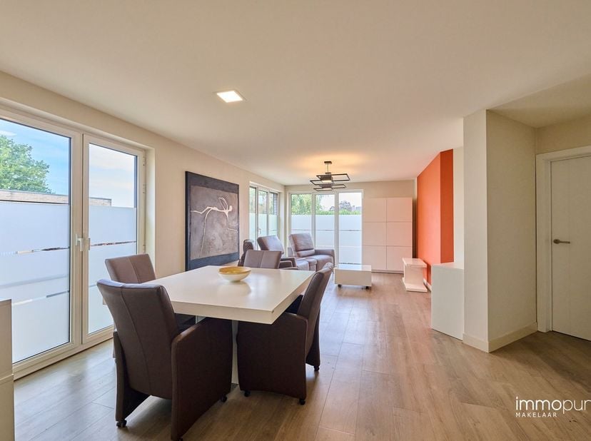 Gelijkvloers appartement met 1 slaapkamer en garage in het centrum van Hamont<br />
Dit moderne appartement is gelegen in de Kempkens, op wandelafsta