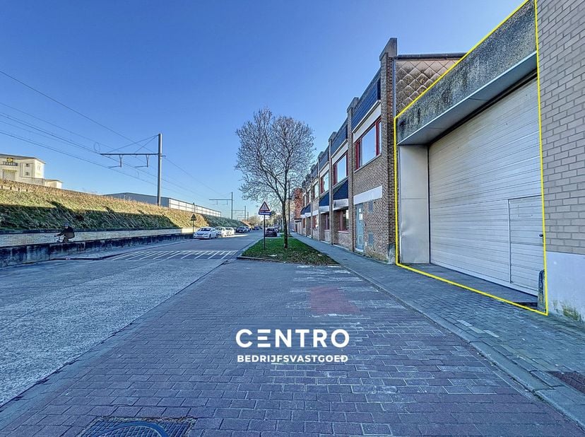 Benaderende OPPERVLAKTEN:<br />
Magazijn: ± 1.961m²<br />
Toegangsweg: ± 268 m²<br />
<br />
INDELING:<br />
Overdekte toegangsweg voor oplegger.<br /