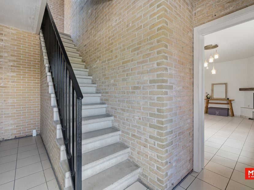 In het centrum van Langemark, op wandelafstand van de markt en alle voorzieningen, bevindt zich dit instapklare appartement met 2 slaapkamers. Het app