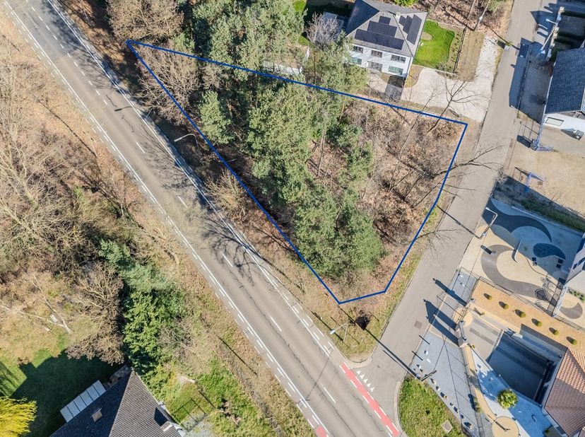 Perceel voor open bebouwing met veel mogelijkheden in Lanaken<br />
Op de kruising van de Lepelvormweg en de Maastrichterweg in Lanaken bevindt zich d