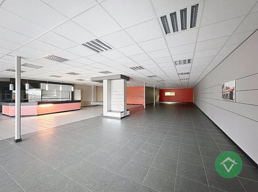 Op een uiterst gunstige en commerciële ligging in Gistel bevindt zich dit veelzijdige handelspand met bovenliggende woonst. Dankzij de uitstekende zic