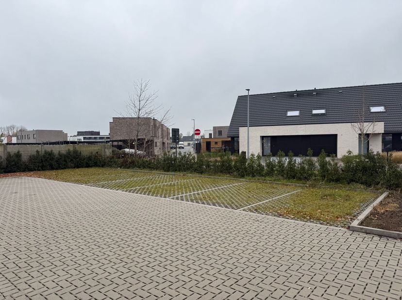 Staanplaats te huur in residentie Hortus in centrum Deerlijk. Deze staanplaats is bereikbaar via een aparte uitweg via de Weegbreestraat.<br />
Heb je
