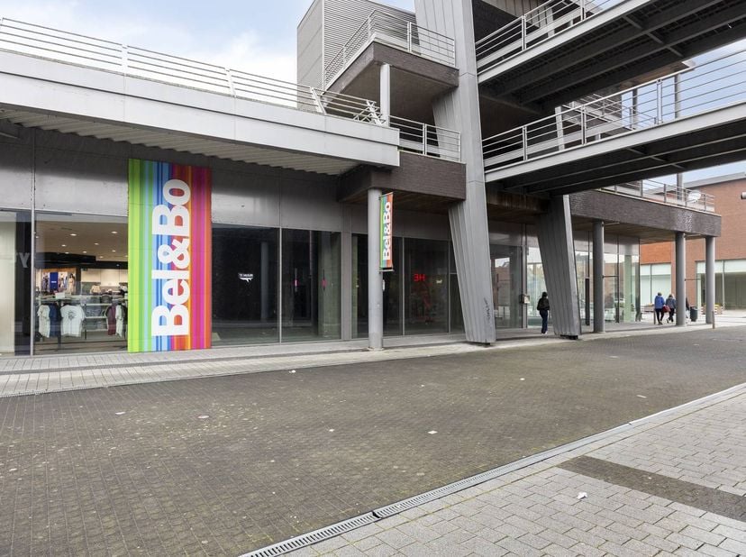 Dit ruime handelspand van ca. 425 m² is gelegen in een goed bereikbaar en commercieel aantrekkelijk shoppingcenter in Maaseik, waar het geniet van een