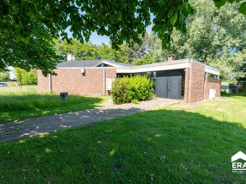 À vendre : vaste bâtiment religieux à Landen, situé au calme près du centre du village. Ce bâtiment ouvert, construit en 1965, bénéficie d'un emplacem