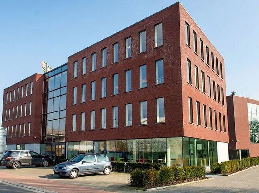 Kantorencomplex (°2011) met op het gelijkvloers twee toonzalen/kantoren, en 6 kantoorunits op verdiepingen 1, 2, en 3. Er is mogelijheid tot het huren