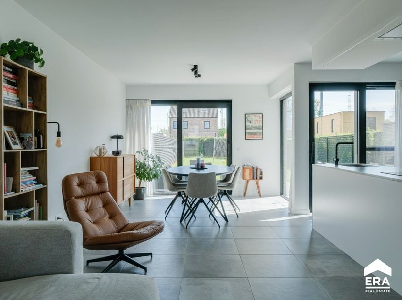 [[ CE BIEN PARTICIPE À LA JOURNÉE MAISONS OUVERTES ERA LE 13/6 DE 11:00 À 12:00 ]] vendre : maison mitoyenne récente dans la Victor Smeetsstraat à Has
