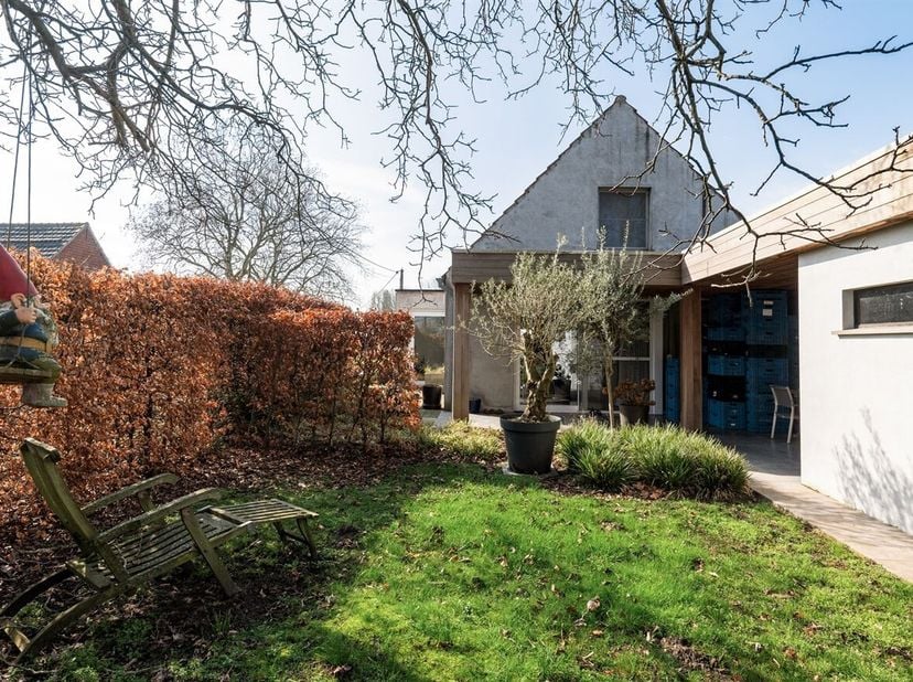 Totaal gerenoveerde villa op een prachtig perceel van bijna 1300m² te koop in Hoevenen.<br />
Ligging: Een ideaal zuidwest geörienteerd perceel met pr