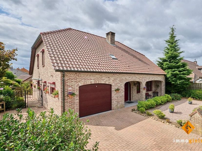 Deze zéér ruime woning met 3 à 4 slaapkamers en 2 badkamers is gelegen op een mooi perceel van 6a00ca in een rustige, kindvriendelijke omgeving. <br /
