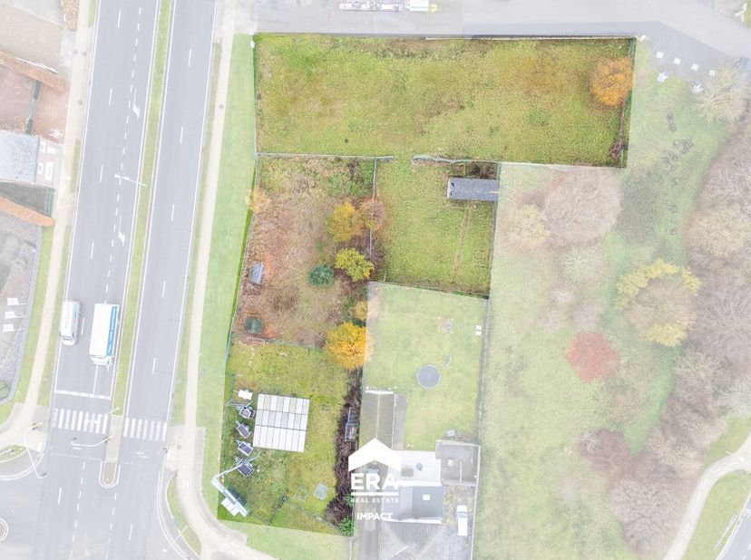 Grond in Maasmechelen met een uitstekende commerciële ligging langs de Rijksweg en vlak bij de E314. Dit perceel van 26a79ca bevindt zich langs de bel