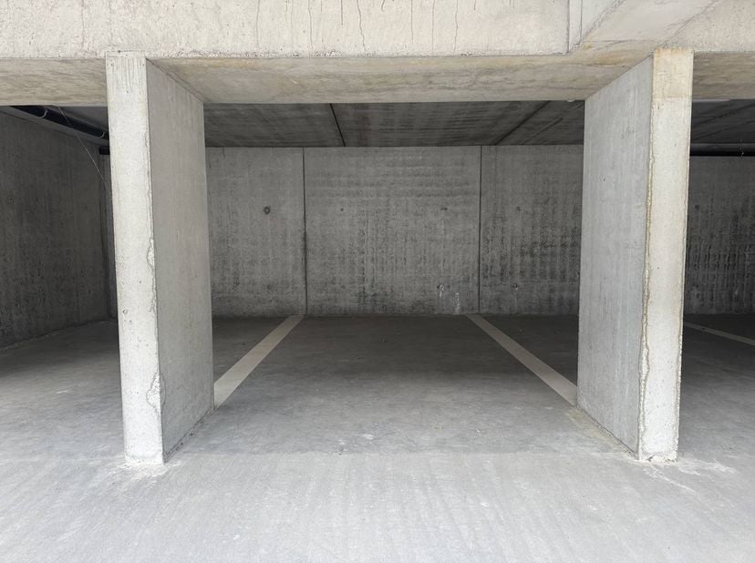 Deze overdekte staanplaats biedt een ideale oplossing voor het veilig stallen van uw auto, motor of fiets.<br />
- Veilig en droog: Beschut tegen weer