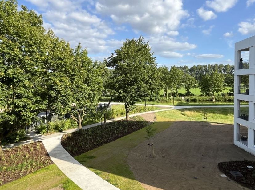 Laatste kans om op deze toplocatie langs de Moervaart te wonen. Het appartement is gelegen op de 3de en hoogste verdieping en beschikt over een zuidge