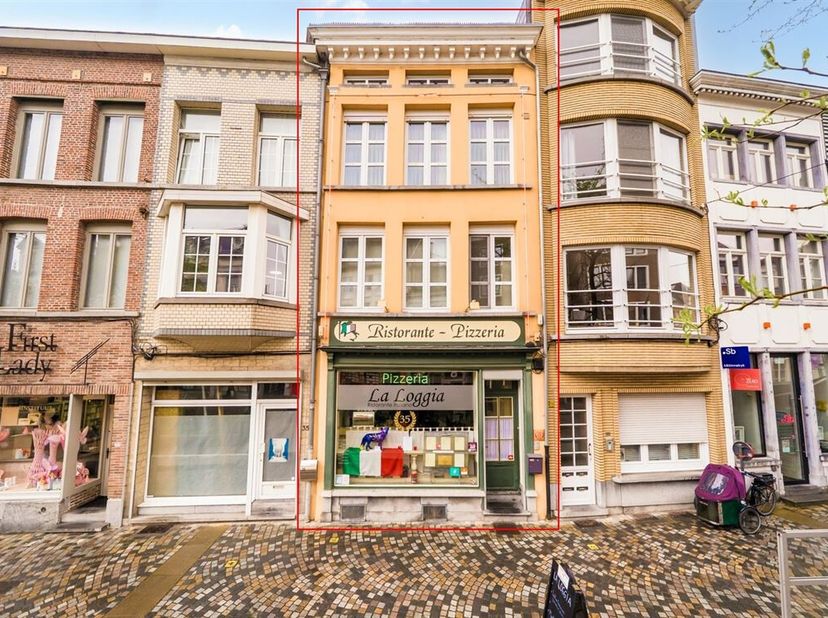 Maison commerciale avec restauration au rez-de-chaussée du Korenmarkt.<br />
Ne restez pas sur votre faim plus longtemps et découvrez cette charmante
