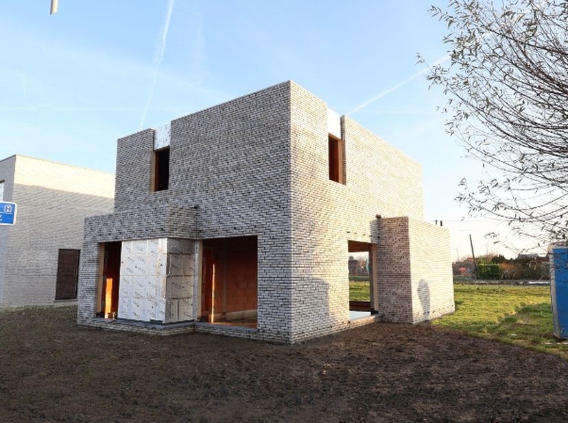 +++ NIEUWBOUWZONDAG op zondag 26/04 van 14u00 tot 16u30+++<br />
<br />
Deze open woning is gelegen in een rustige nieuwbouw- verkaveling vlakbij het