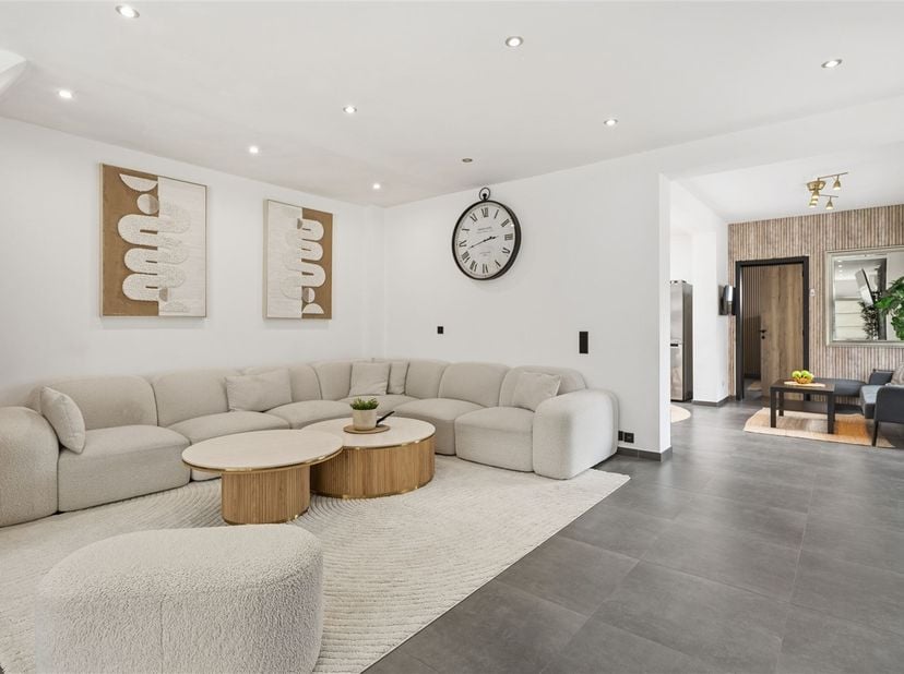 Deze halfopen woning, onderscheidt zich onder andere door haar ligging nabij een school (zone 30) en Spar, plus een handig bijgebouw in de tuin, voorz