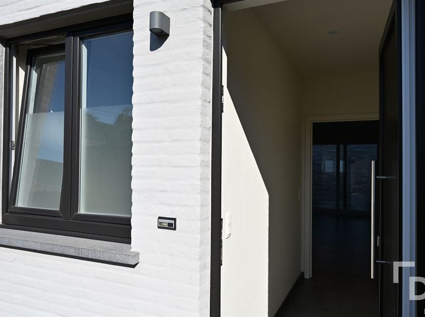 Deze instapklare woning ligt in een rustig straatje vlak bij het centrum van Ieper, net achter het station. Alle voorzieningen zoals winkels, scholen
