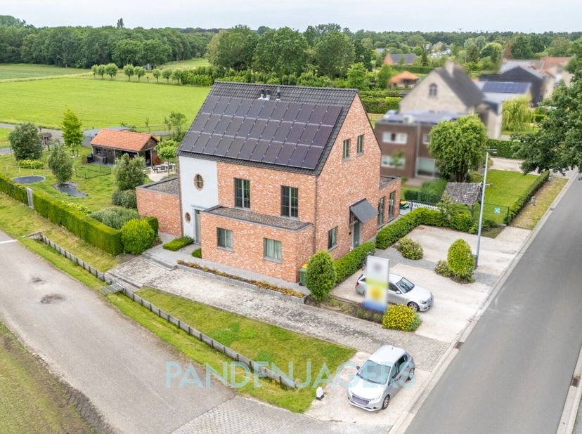 Deze uitzonderlijke moderne villa met een bewoonbare oppervlakte van maar liefst 515 m², bestaat uit twee afzonderlijke woonentiteiten en is momenteel