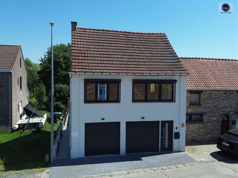 GERENOVEERDE HOB MET GROTE TUIN EN 2 GARAGES<br />
Richtprijs : 375.000 euro<br />
Deze woning is als volgt ingedeeld : inkomhal met toegang tot toile