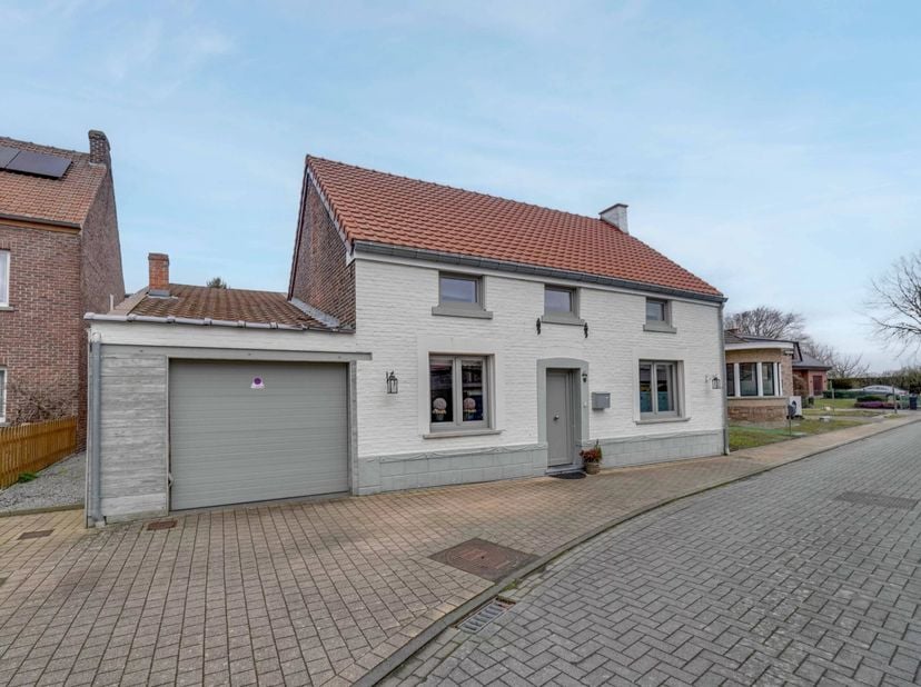 Deze prachtige woning vind je in het hart van Velm, een rustige deelgemeente van Sint-Truiden nabij Landen.<br />
De woning valt onmiddellijk op dankz