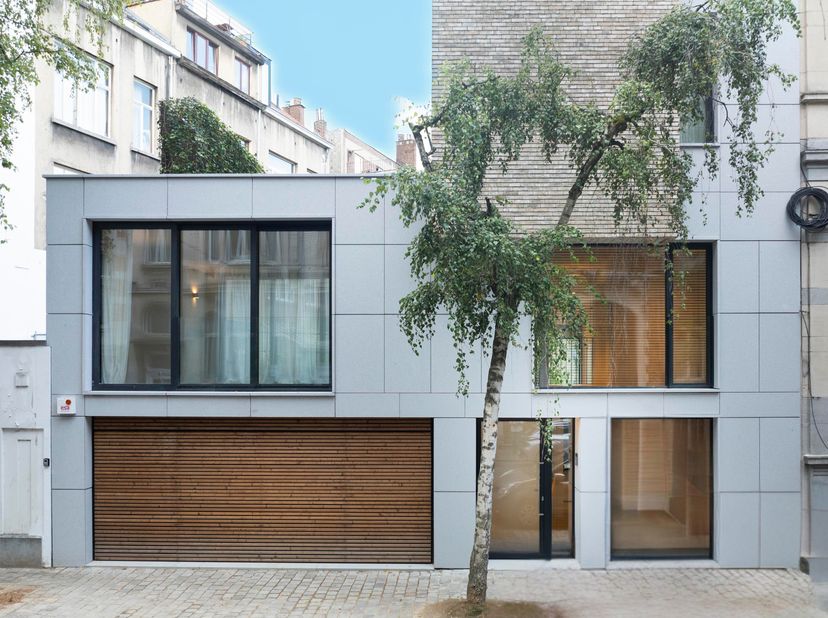 A pieds de la Place Brugmann, sublime maison contemporaine neuve de 11m de façade. Très lumineuse avec ses trois façades d’une surface brute de 467 m²