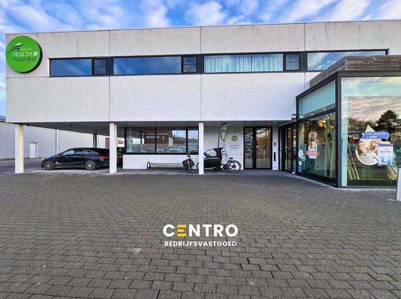 INDELING:<br />
Gelijkvloers:<br />
Gemeenschappelijk: 25-tal parkeerplaatsen - centrale inkomhal - ontvangstbalie - wachtruimte - sanitair.<br />
Eer